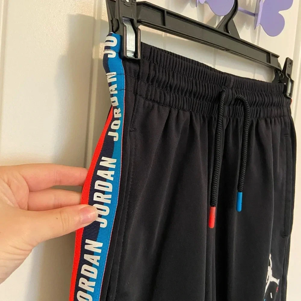 Jordan‎ boy’s black side striped decal jogger sweatpants — medium
